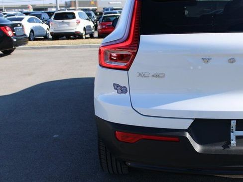 Used 2025 Volvo XC40 B5 Plus image 45