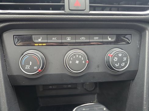 Used 2022 Volkswagen Taos SE w/ Panoramic Sunroof Package image 23