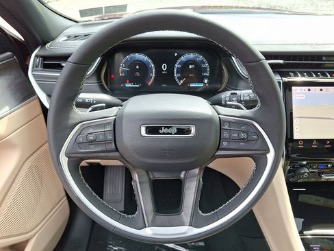 New 2025 Jeep Grand Cherokee Limited w/ Luxury Tech Group II image 10