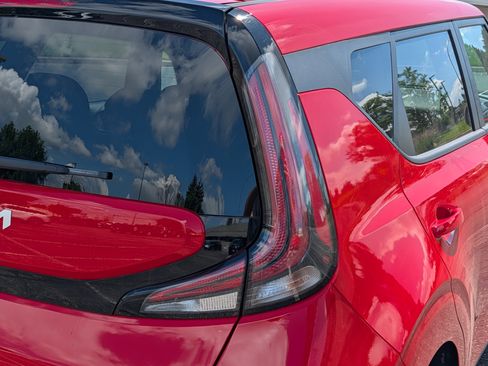 Certified 2025 Kia Soul LX w/ LX Technology Package FWD image 17