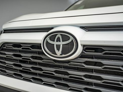 Used 2025 Toyota RAV4 LE AWD/4WD image 12