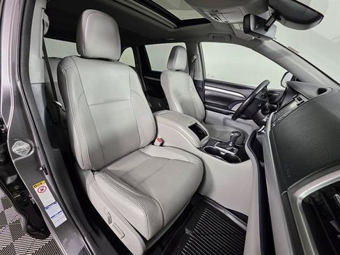 Used 2018 Toyota Highlander XLE AWD/4WD image 14