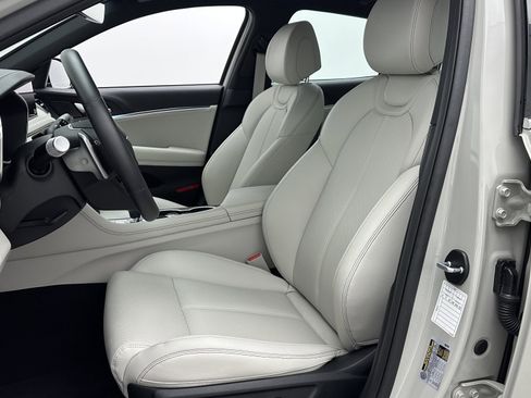 Used 2025 Genesis G70 2.5T image 28