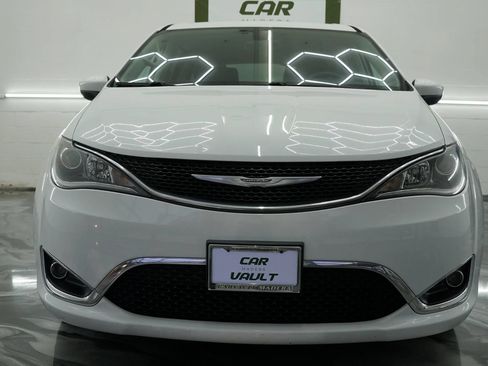 Used 2017 Chrysler Pacifica Touring Plus w/ Tire & Wheel Group FWD image 5