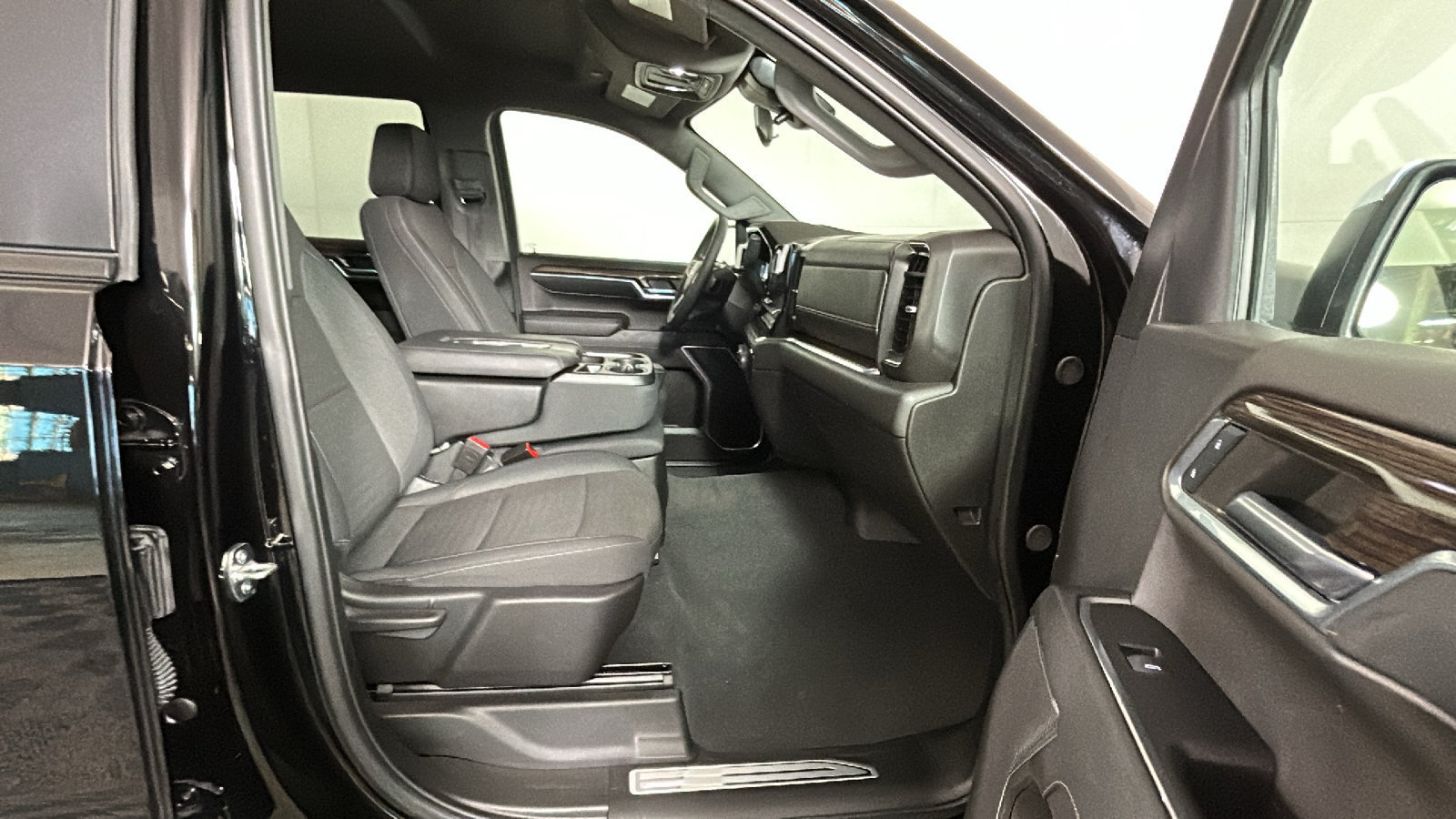 Used 2024 Chevrolet Silverado 1500 LT AWD/4WD image 37