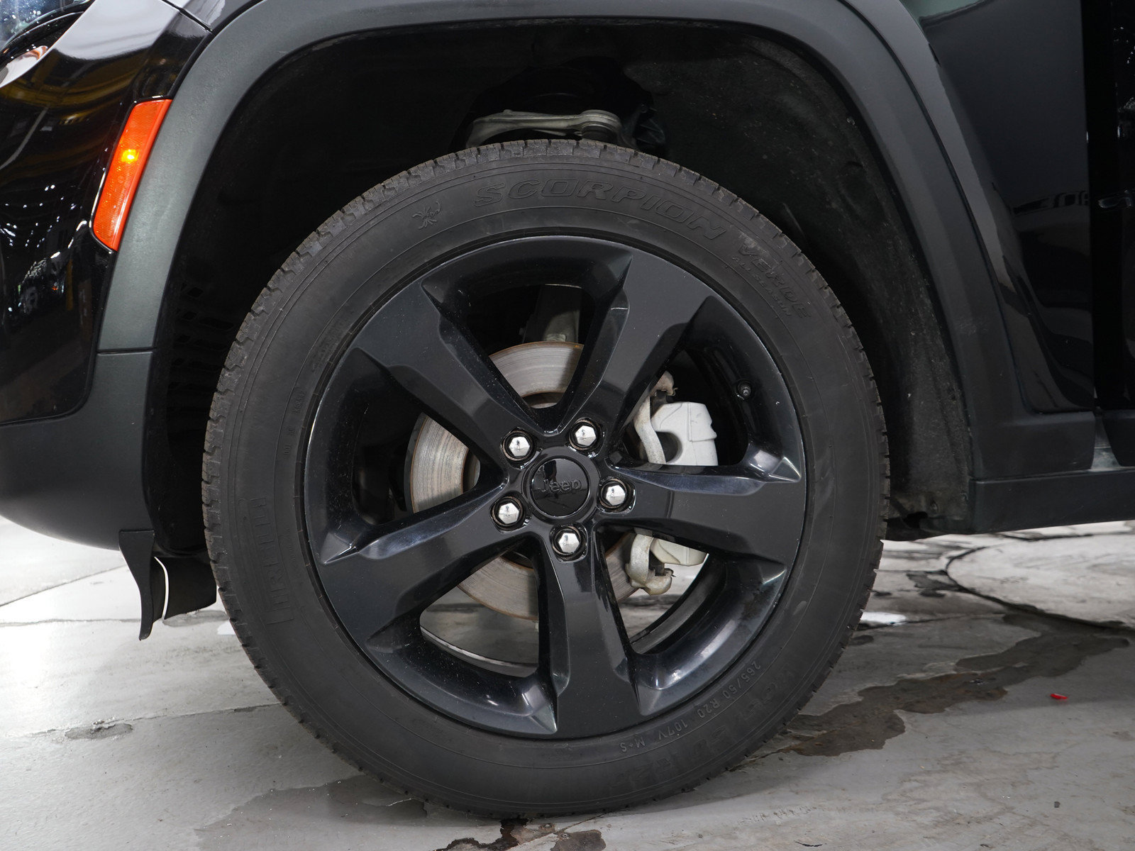 Used 2025 Jeep Grand Cherokee Limited w/ Black Appearance Package AWD/4WD image 32