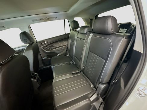 Used 2023 Volkswagen Tiguan SE w/ Panoramic Sunroof Package image 30