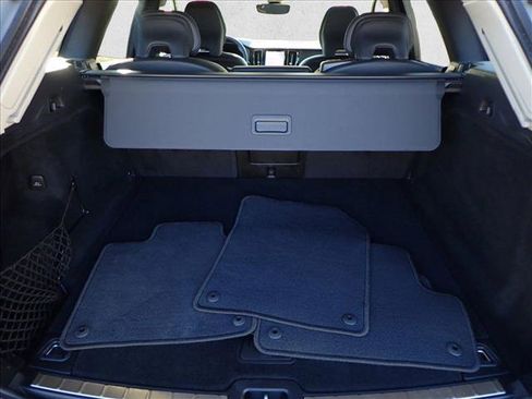 Used 2022 Volvo XC60 B5 Momentum image 8