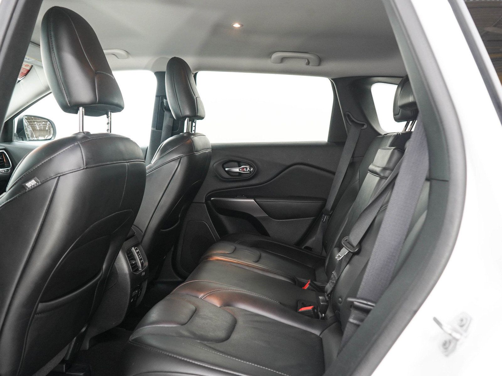 Used 2019 Jeep Cherokee Limited w/ Trailer Tow Group AWD/4WD image 14