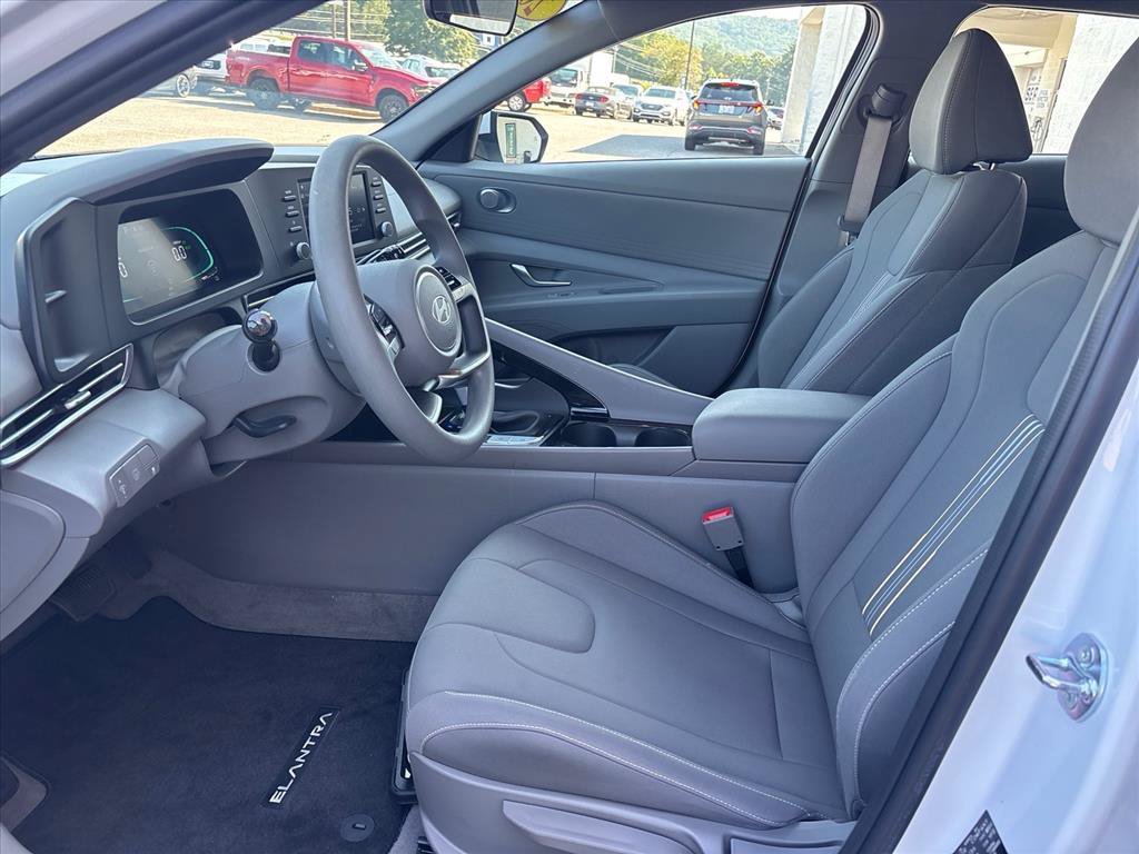 Used 2025 Hyundai Elantra Hybrid FWD image 9
