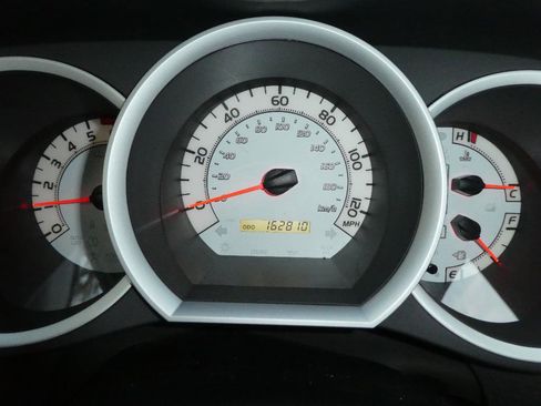 Used 2015 Toyota Tacoma w/ SR5 Package image 3