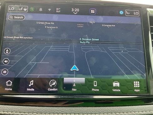 Used 2023 Chrysler Pacifica Limited image 2