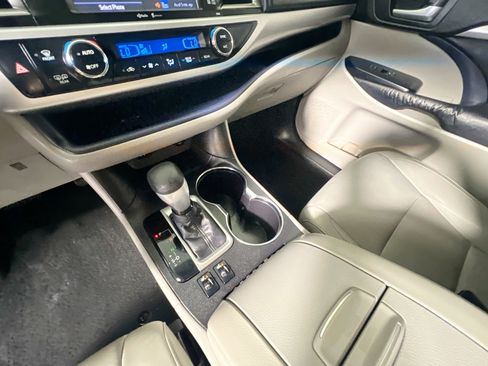 Used 2015 Toyota Highlander XLE image 26