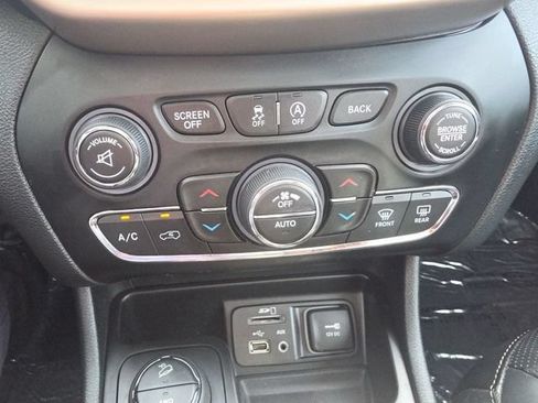 Used 2017 Jeep Cherokee Latitude w/ Comfort & Sound Group AWD/4WD image 32