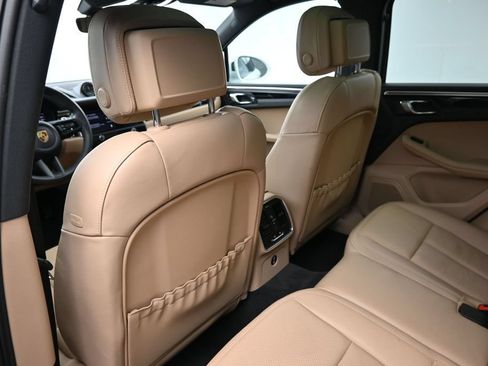 Certified 2023 Porsche Macan AWD/4WD image 8