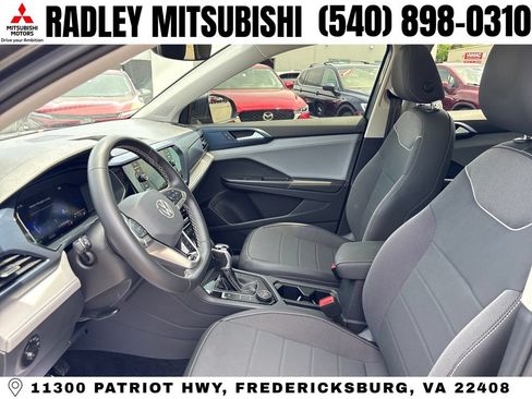 Used 2024 Volkswagen Taos SE w/ Panoramic Sunroof Package AWD/4WD image 3