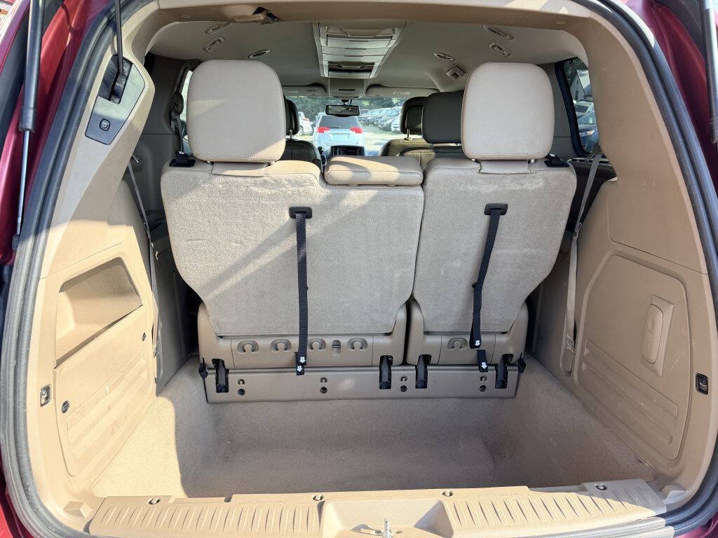 Used 2013 Chrysler Town & Country Touring-L w/ Driver Convenience Group FWD image 5
