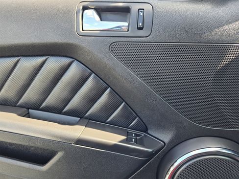 Used 2010 Ford Mustang GT image 19
