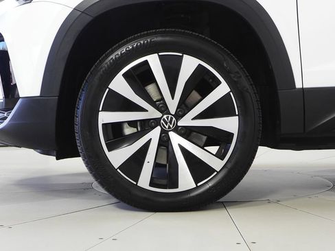 Used 2023 Volkswagen Taos SE w/ Panoramic Sunroof Package FWD image 5