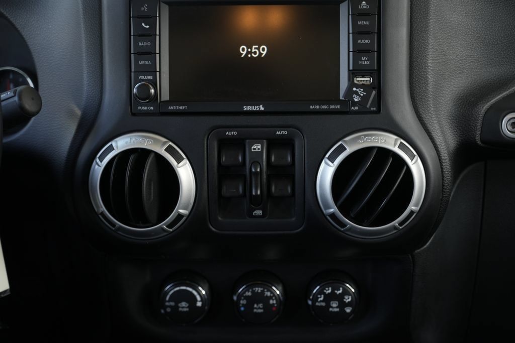 Used 2015 Jeep Wrangler Unlimited Sahara w/ Connectivity Group AWD/4WD image 38