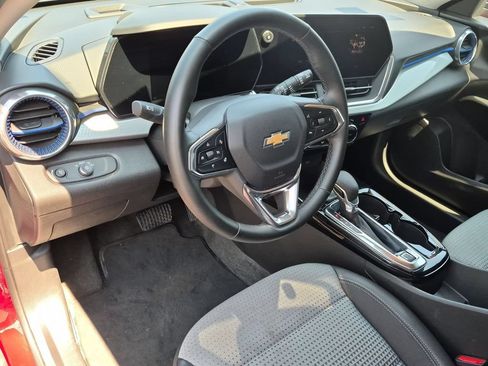Used 2025 Chevrolet Trax LT w/ LT Convenience Package FWD image 15