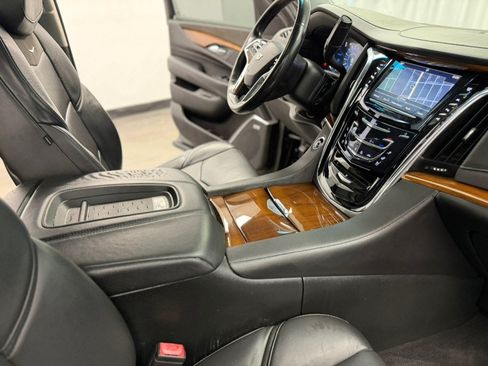 Used 2017 Cadillac Escalade Luxury AWD/4WD image 56