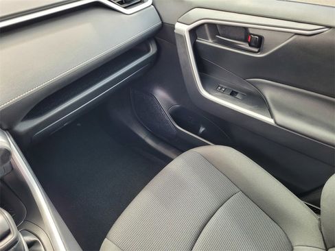 Used 2022 Toyota RAV4 LE image 12