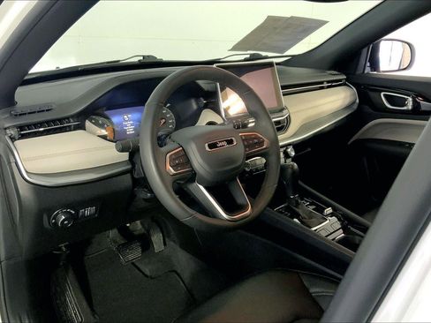 Used 2025 Jeep Compass Limited image 14