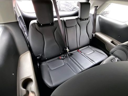 Used 2026 Kia Carnival FWD image 15