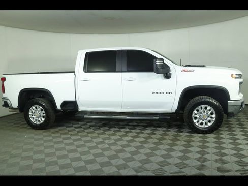 Used 2024 Chevrolet Silverado 2500 LT image 2