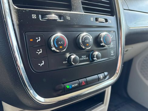 Used 2019 Dodge Grand Caravan SE w/ UConnect Hands-Free Group FWD image 33