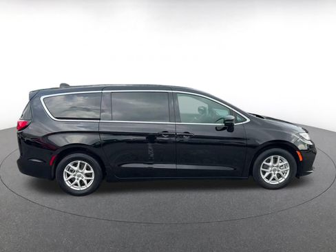 Used 2025 Chrysler Pacifica Select FWD image 13