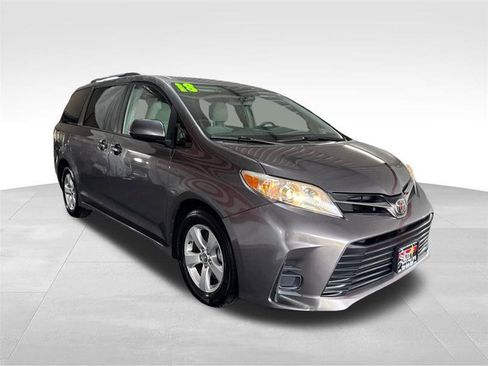 Used 2018 Toyota Sienna LE FWD image 3