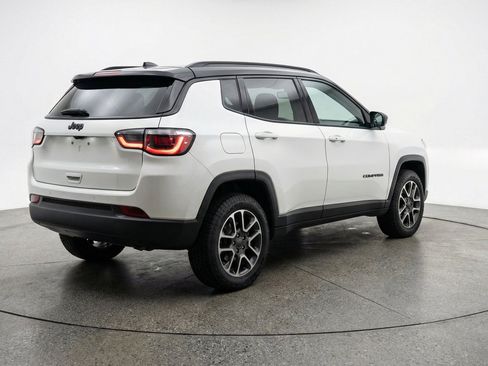 Used 2025 Jeep Compass Trailhawk AWD/4WD image 9
