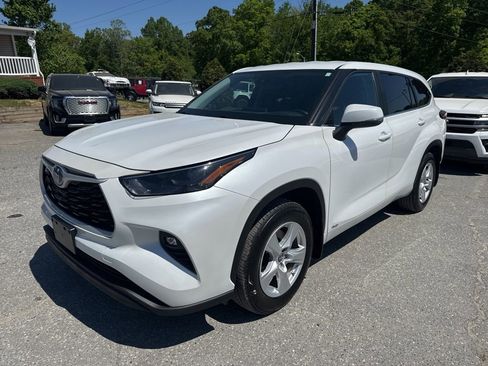 Used 2023 Toyota Highlander LE image 1