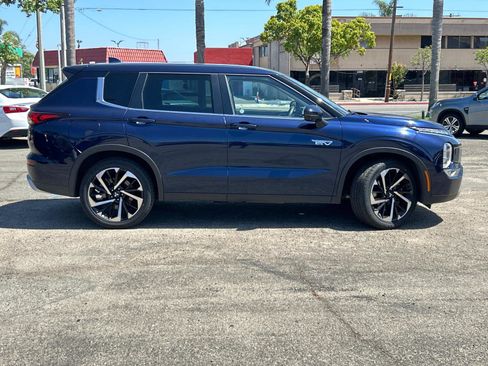 Used 2023 Mitsubishi Outlander SE image 3