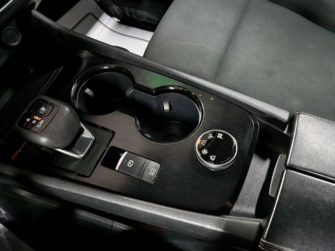 Used 2023 Nissan Rogue S image 33