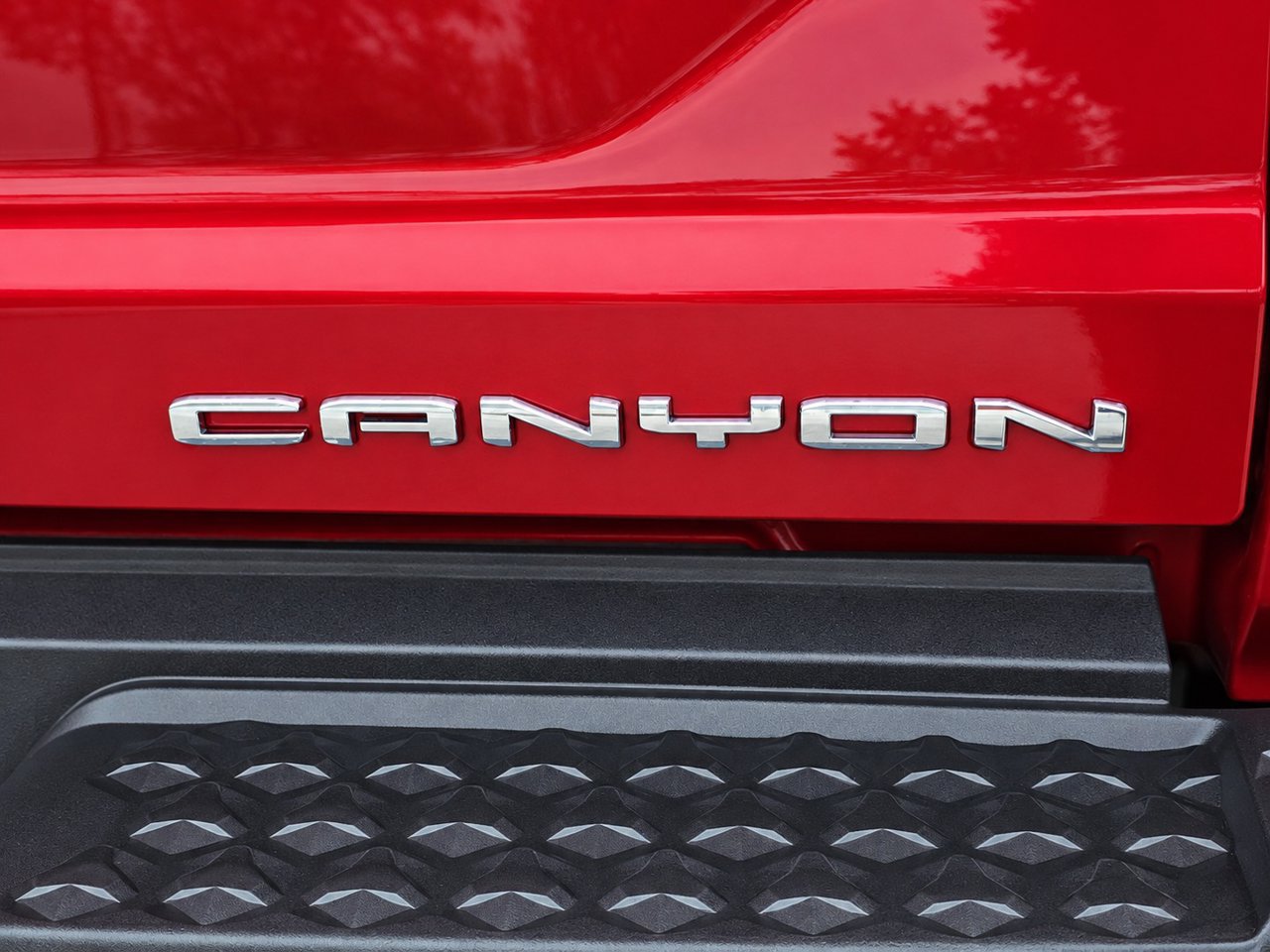 Used 2024 GMC Canyon Denali AWD/4WD image 9