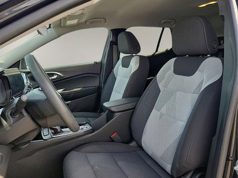 Used 2025 Chevrolet Trax LS image 11