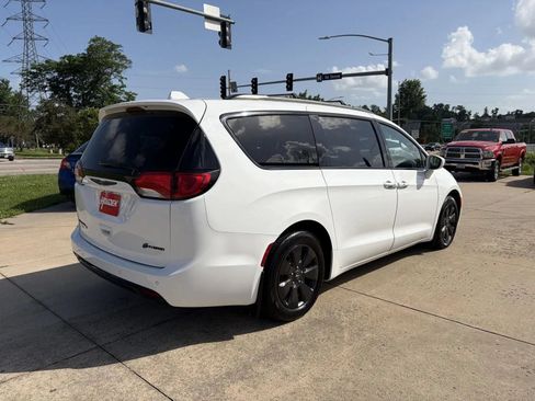 Used 2019 Chrysler Pacifica Touring-L w/ S Appearance Package FWD image 8