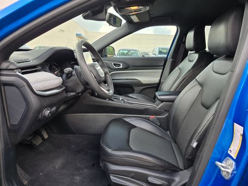 Used 2024 Jeep Compass Latitude AWD/4WD image 9
