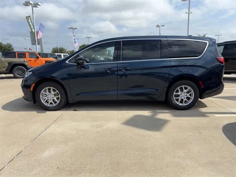 New 2025 Chrysler Pacifica Select image 3