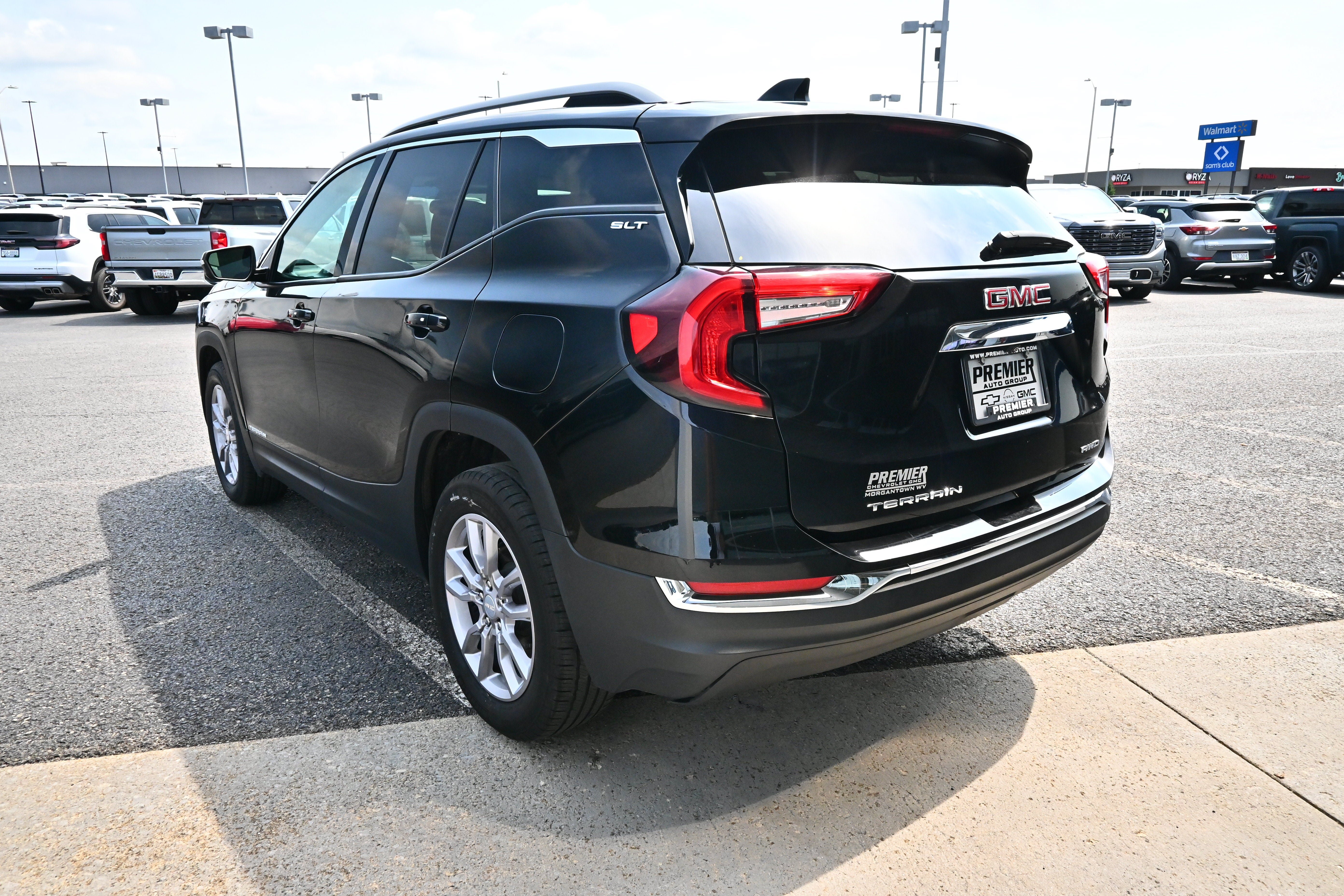 Used 2024 GMC Terrain SLT AWD/4WD image 8