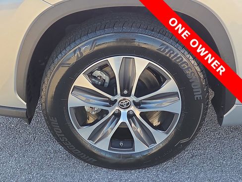 Certified 2024 Toyota Highlander XLE image 7