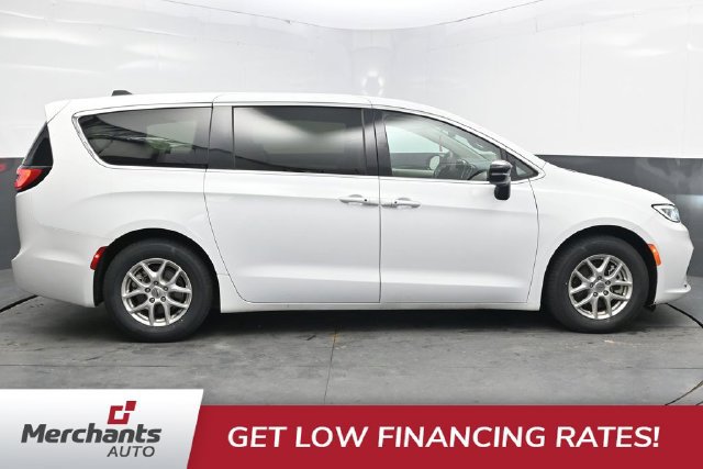 Used 2024 Chrysler Pacifica Touring-L FWD image 9