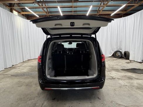 Used 2024 Chrysler Pacifica Limited FWD image 22