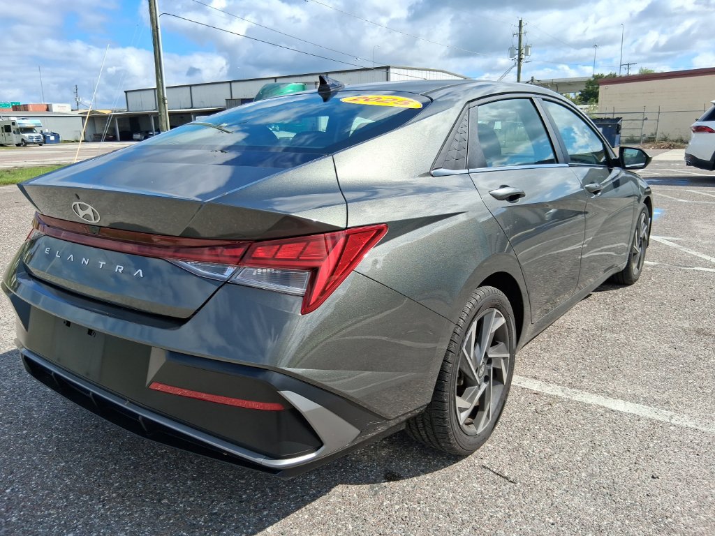 Used 2025 Hyundai Elantra SEL FWD image 3