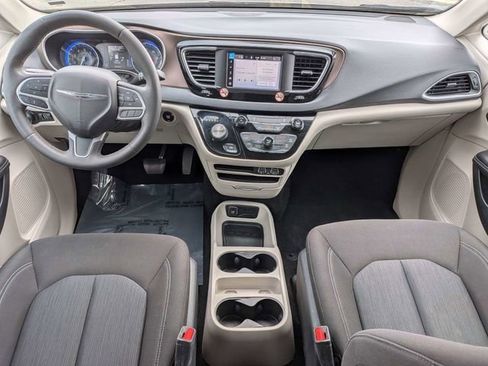 Used 2023 Chrysler Voyager LX image 13