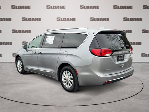 Used 2020 Chrysler Pacifica Touring-L image 3