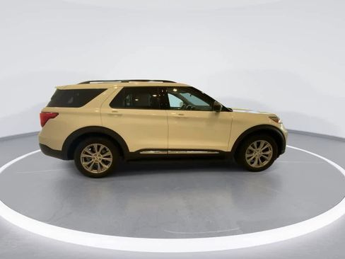 Used 2020 Ford Explorer XLT w/ Equipment Group 202A AWD/4WD image 9
